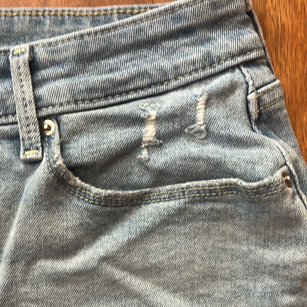 BNWOT light stone wash mid rise Levi’s shorts - Picture 4 of 16